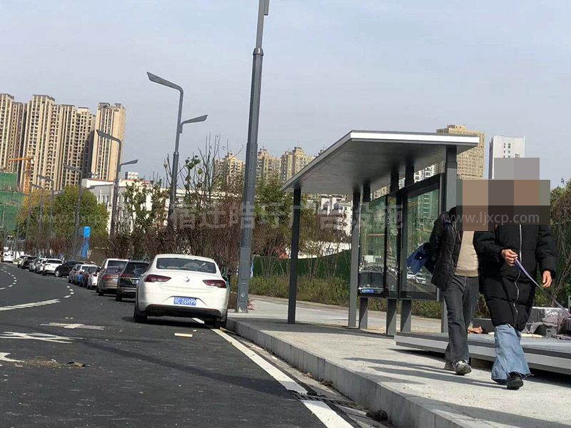 城市公交候車(chē)亭廠(chǎng)家現(xiàn)場(chǎng)安裝案例